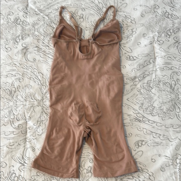 SKIMS Tan Shapewear Bodysuit - Picture 3 of 3